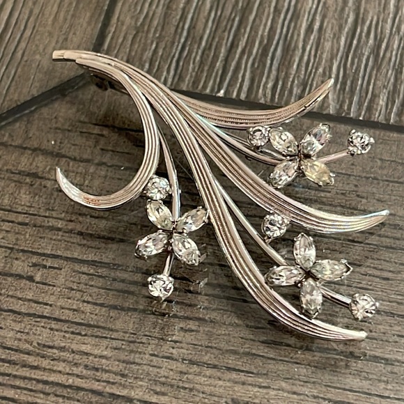 Antique Signed Krementz Silver-Tone Clear Rhinestone Floral Brooch Pin - Picture 4 of 16